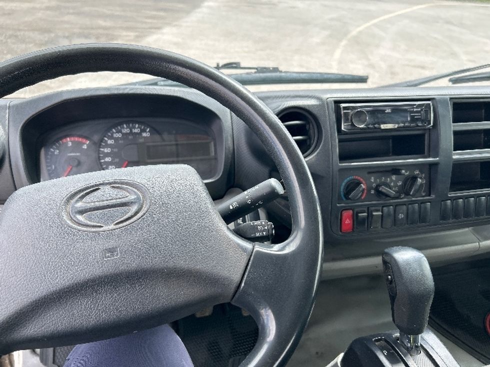 Cab and Chassis Truck-Light and Medium Duty Trucks-Hino-2019-195-Montreal-PQ-192,280\n\t\tkm-$ 43,000 - Image 15