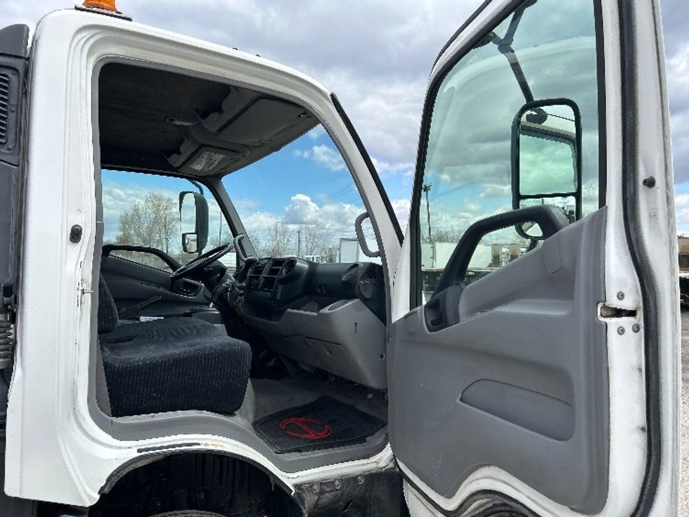 Cab and Chassis Truck-Light and Medium Duty Trucks-Hino-2019-195-Montreal-PQ-192,280\n\t\tkm-$ 43,000 - Image 17