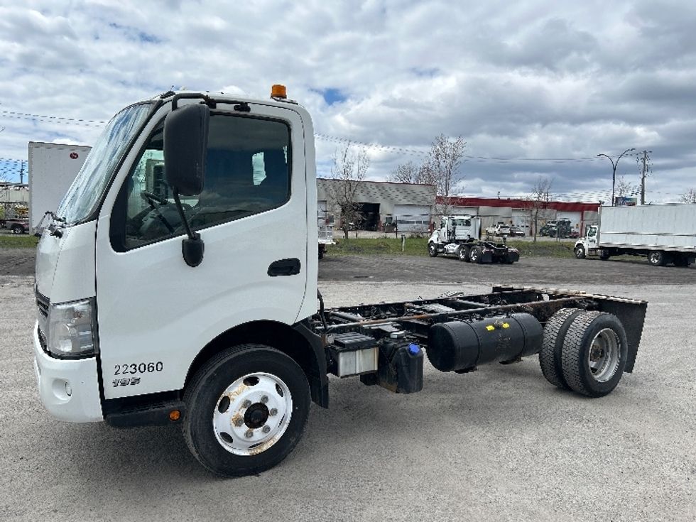 Cab and Chassis Truck-Light and Medium Duty Trucks-Hino-2019-195-Montreal-PQ-192,280\n\t\tkm-$ 43,000 - Image 3