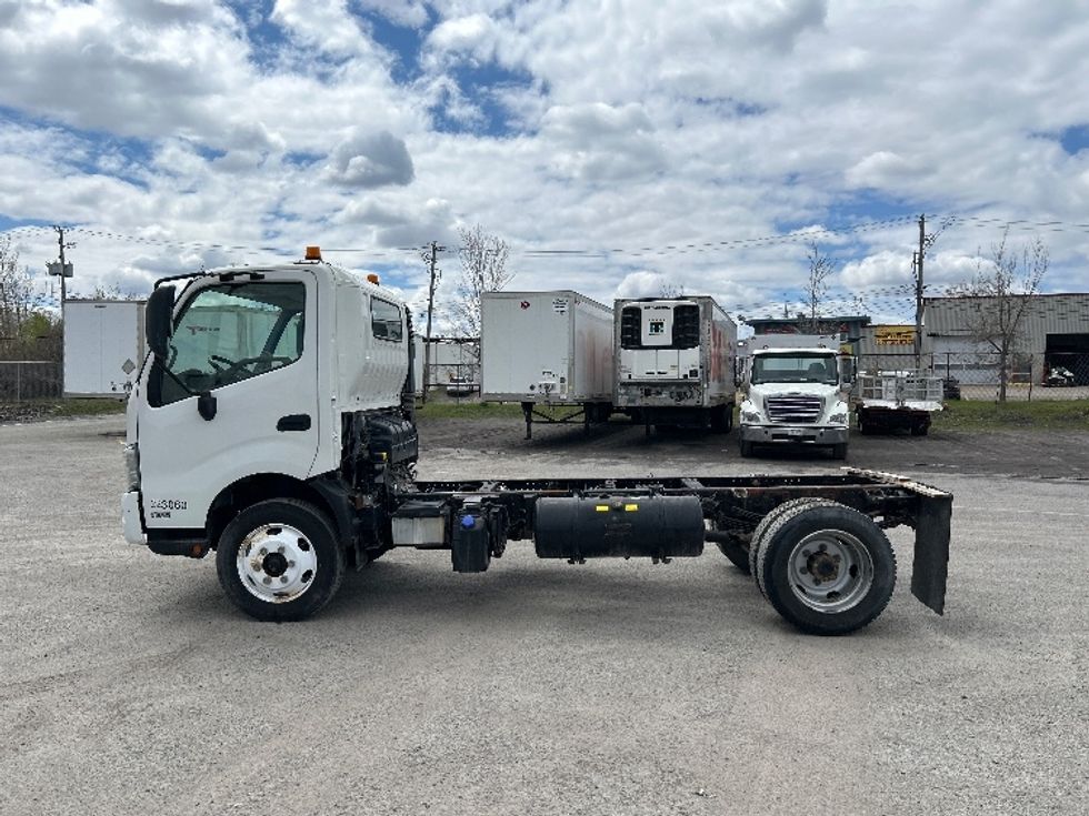 Cab and Chassis Truck-Light and Medium Duty Trucks-Hino-2019-195-Montreal-PQ-192,280\n\t\tkm-$ 43,000 - Image 4