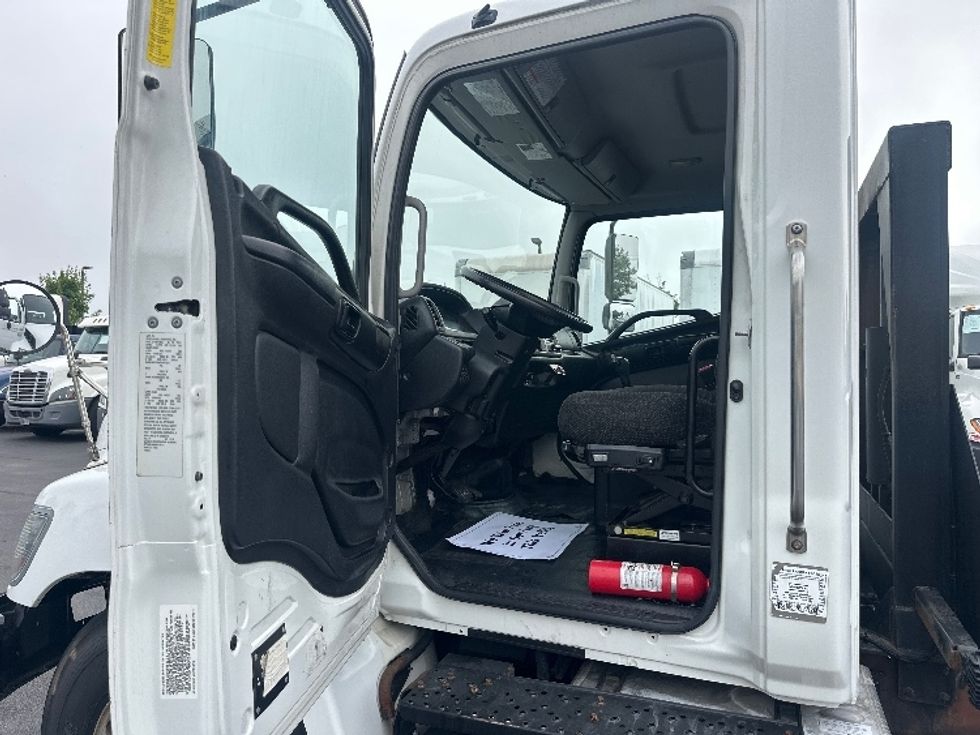 Cab and Chassis Truck-Light and Medium Duty Trucks-Hino-2019-268-New Castle-DE-220,000\n\t\tmiles-$ 31,250 - Image 16