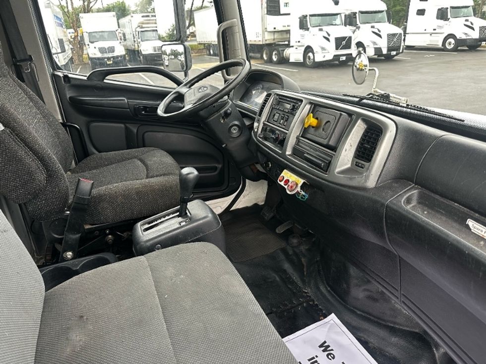 Cab and Chassis Truck-Light and Medium Duty Trucks-Hino-2019-268-New Castle-DE-220,000\n\t\tmiles-$ 31,250 - Image 22