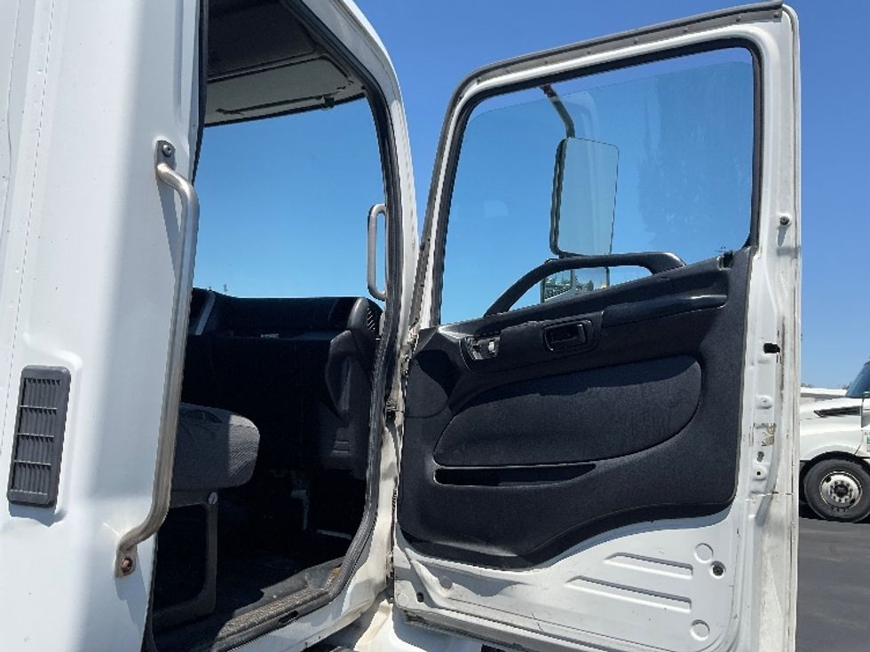 Cab and Chassis Truck-Light and Medium Duty Trucks-Hino-2019-268-New Castle-DE-243,137\n\t\tmiles-$ 28,250 - Image 16