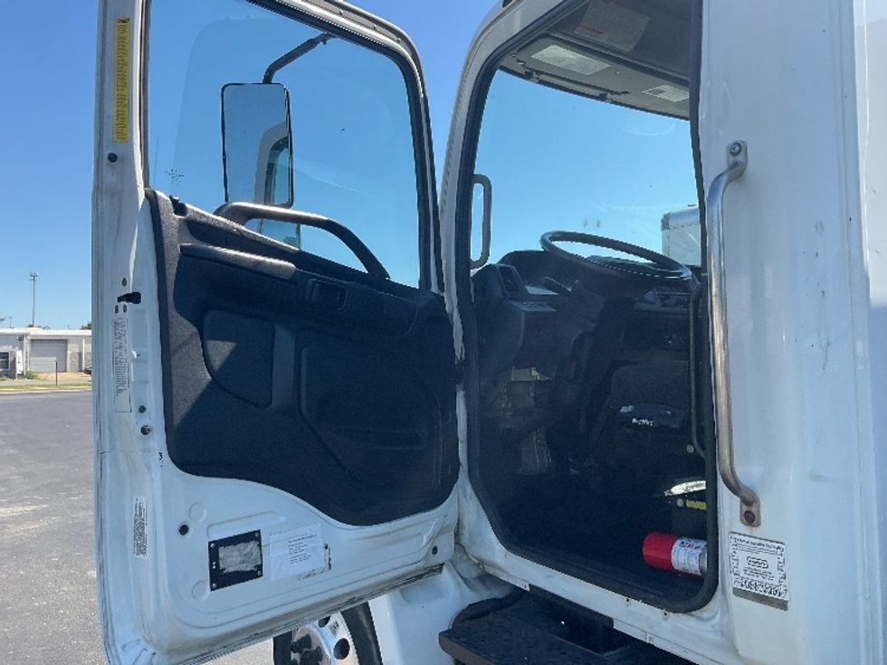 Cab and Chassis Truck-Light and Medium Duty Trucks-Hino-2019-268-New Castle-DE-266,030\n\t\tmiles-$ 25,750 - Image 14