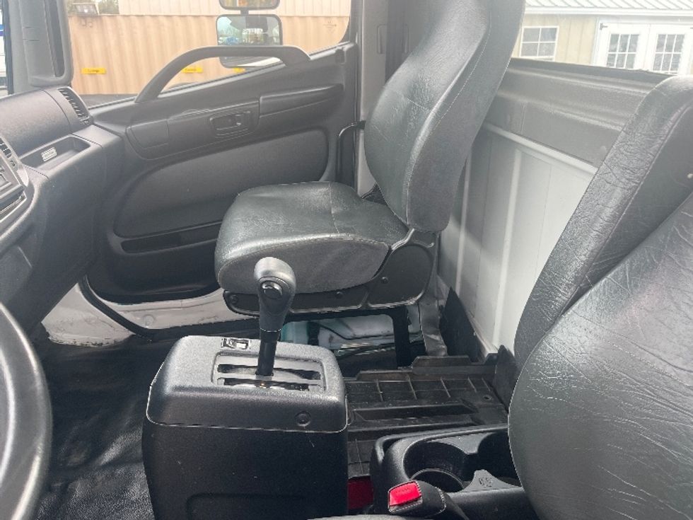 Cab and Chassis Truck-Light and Medium Duty Trucks-Hino-2019-268-Salem-VA-114,267\n\t\tmiles-$ 48,250 - Image 18