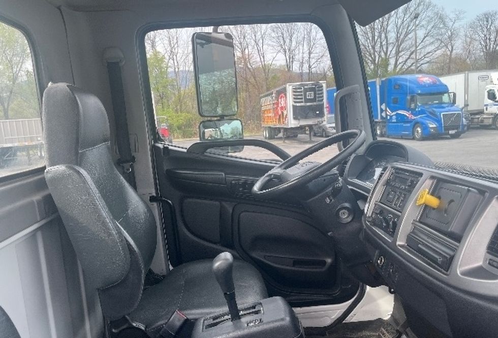 Cab and Chassis Truck-Light and Medium Duty Trucks-Hino-2019-268-Salem-VA-114,267\n\t\tmiles-$ 48,250 - Image 20