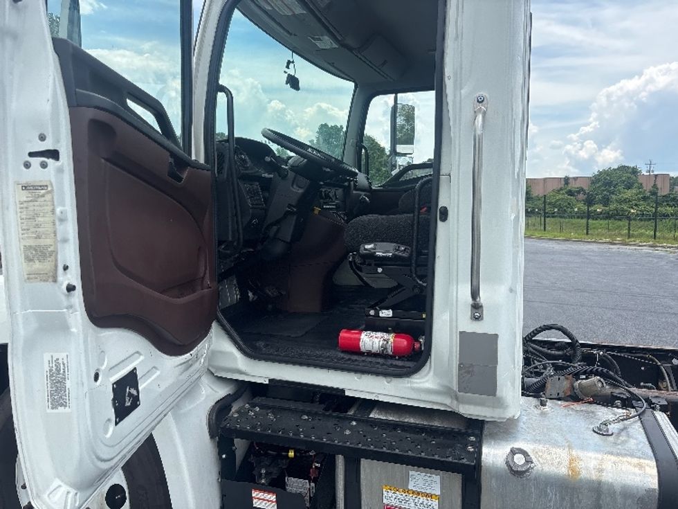Cab and Chassis Truck-Light and Medium Duty Trucks-Hino-2024-L6-Forest Park-GA-119,171\n\t\tmiles-$ 71,250 - Image 14
