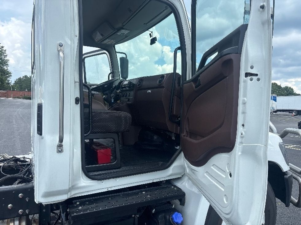 Cab and Chassis Truck-Light and Medium Duty Trucks-Hino-2024-L6-Forest Park-GA-119,171\n\t\tmiles-$ 71,250 - Image 18
