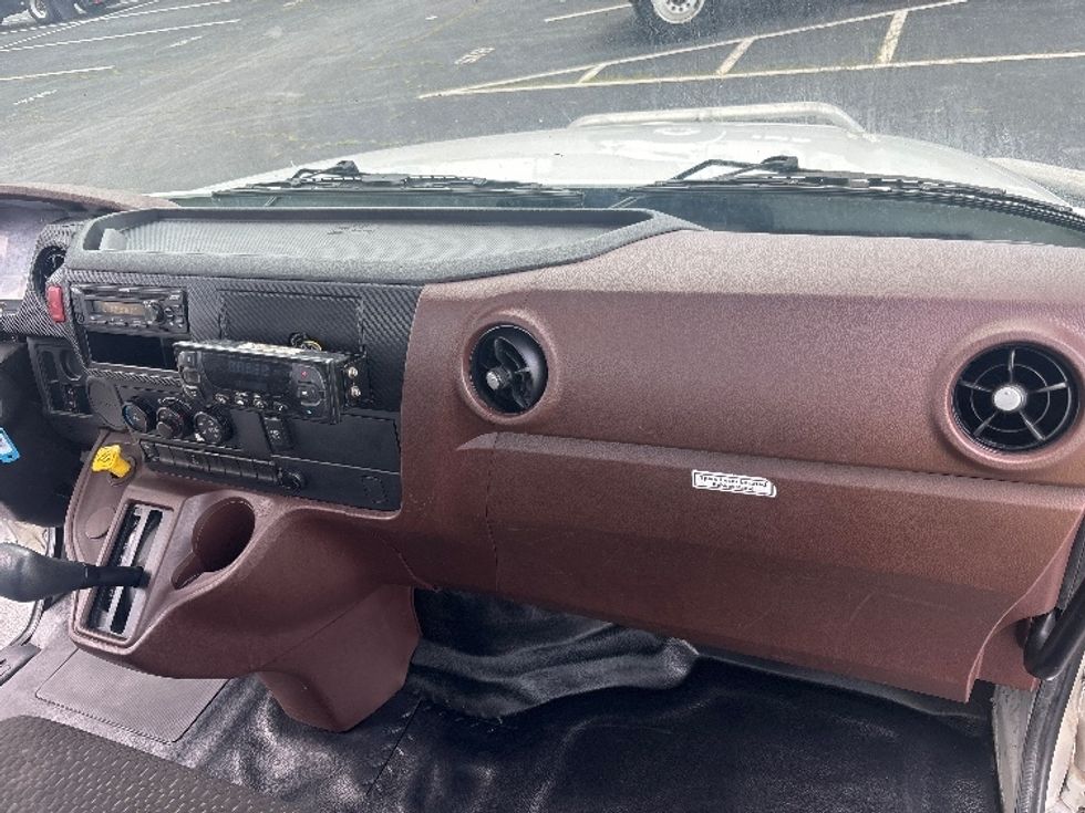 Cab and Chassis Truck-Light and Medium Duty Trucks-Hino-2024-L6-Forest Park-GA-119,171\n\t\tmiles-$ 71,250 - Image 19