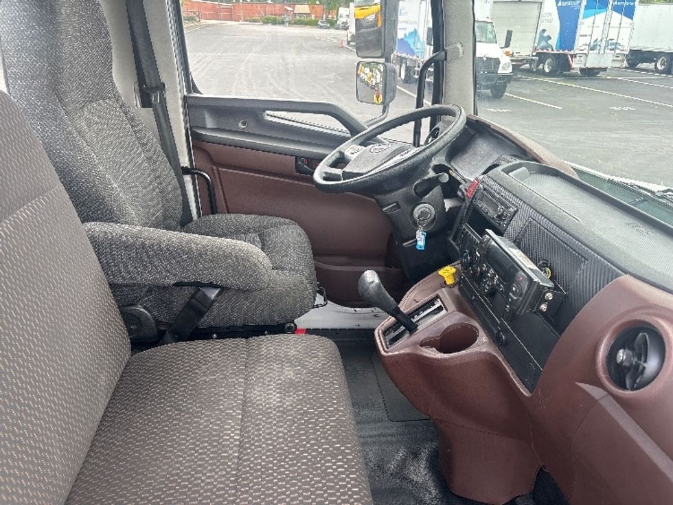 Cab and Chassis Truck-Light and Medium Duty Trucks-Hino-2024-L6-Forest Park-GA-119,171\n\t\tmiles-$ 71,250 - Image 20