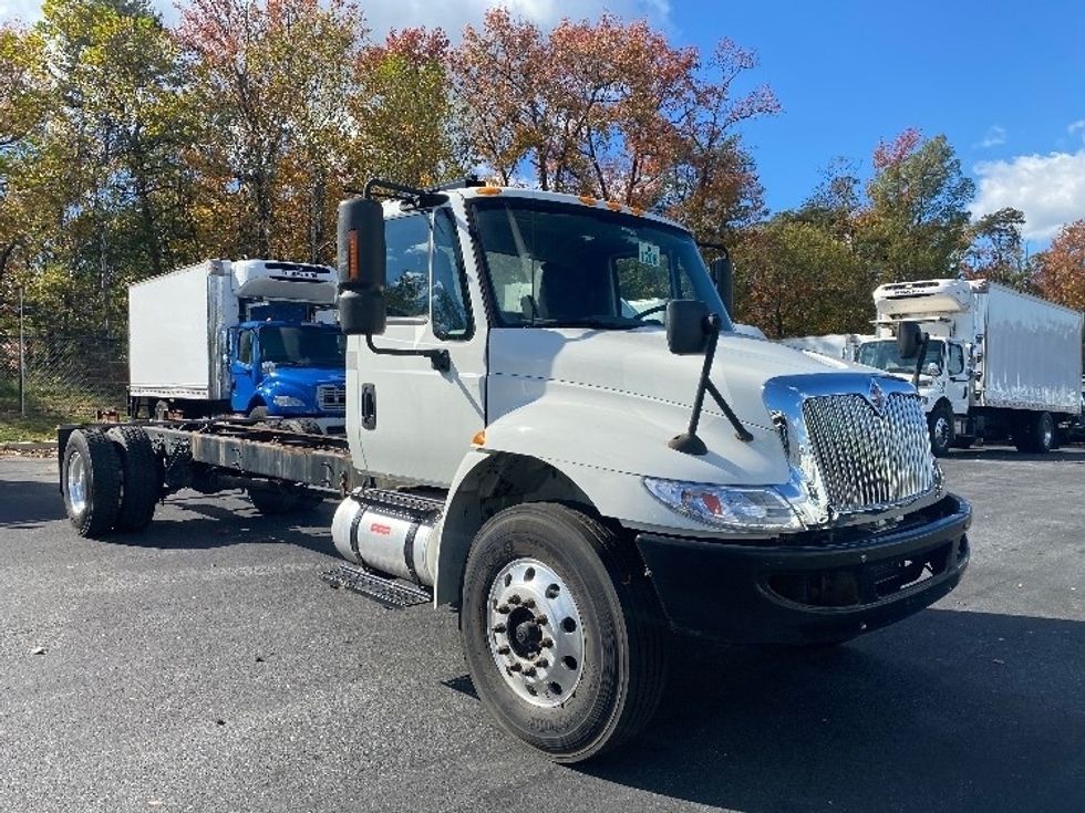 Cab and Chassis Truck-Light and Medium Duty Trucks-International-2018-4300-Jessup-MD-153,629\n\t\tmiles-$ 29,750 - Image 1