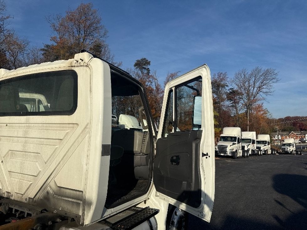 Cab and Chassis Truck-Light and Medium Duty Trucks-International-2018-4300-Jessup-MD-153,629\n\t\tmiles-$ 29,750 - Image 15