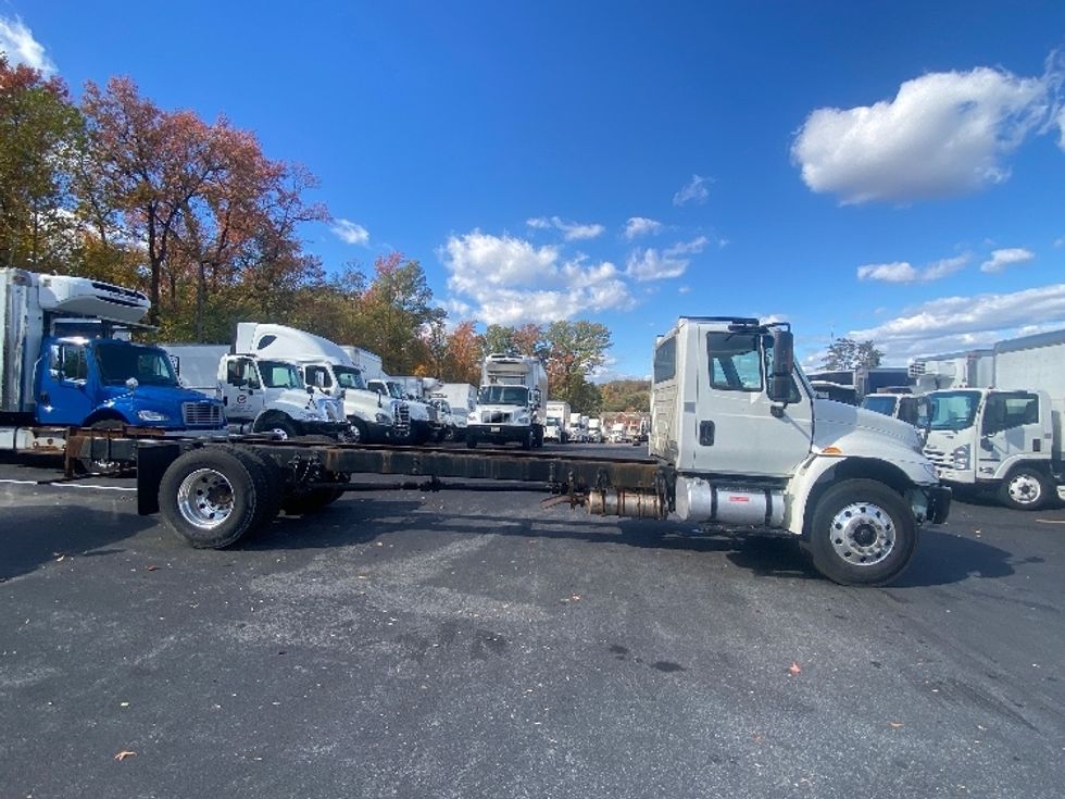 Cab and Chassis Truck-Light and Medium Duty Trucks-International-2018-4300-Jessup-MD-156,698\n\t\tmiles-$ 29,250 - Image 15