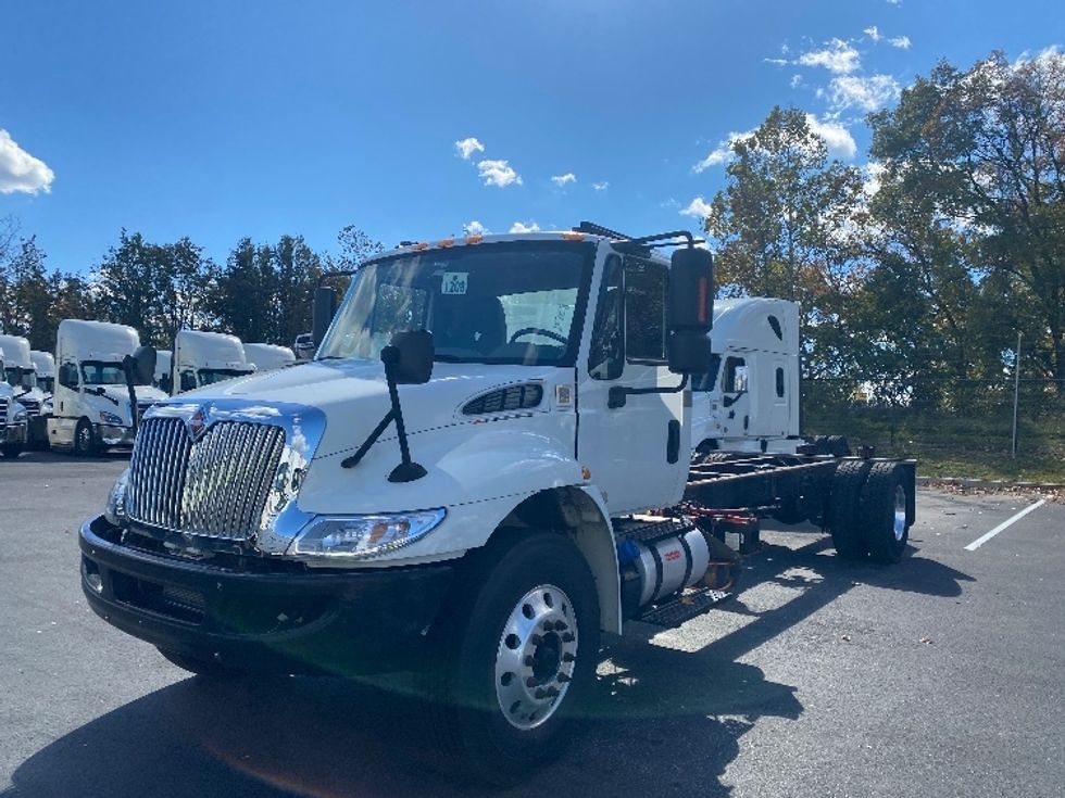 Cab and Chassis Truck-Light and Medium Duty Trucks-International-2018-4300-Jessup-MD-156,698\n\t\tmiles-$ 29,250 - Image 3
