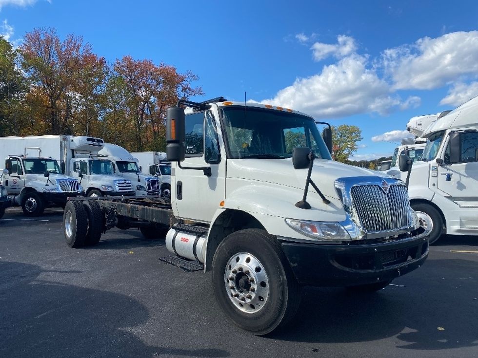 Cab and Chassis Truck-Light and Medium Duty Trucks-International-2018-4300-Jessup-MD-235,512\n\t\tmiles-$ 18,500 - Image 1