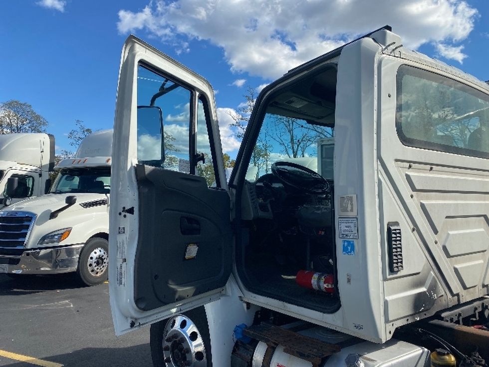 Cab and Chassis Truck-Light and Medium Duty Trucks-International-2018-4300-Jessup-MD-235,512\n\t\tmiles-$ 18,500 - Image 16