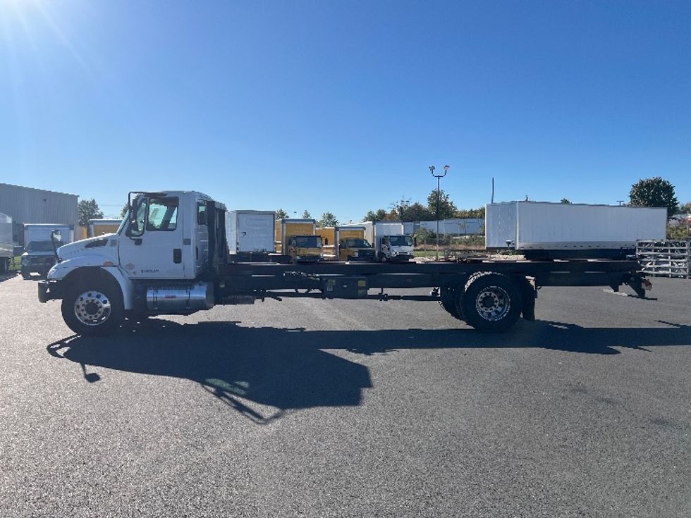 Cab and Chassis Truck-Light and Medium Duty Trucks-International-2019-4300-Bensalem-PA-42,748\n\t\tmiles-$ 39,500 - Image 4