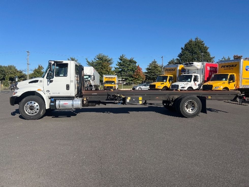 Cab and Chassis Truck-Light and Medium Duty Trucks-International-2019-4300-Bensalem-PA-48,214\n\t\tmiles-$ 39,000 - Image 4
