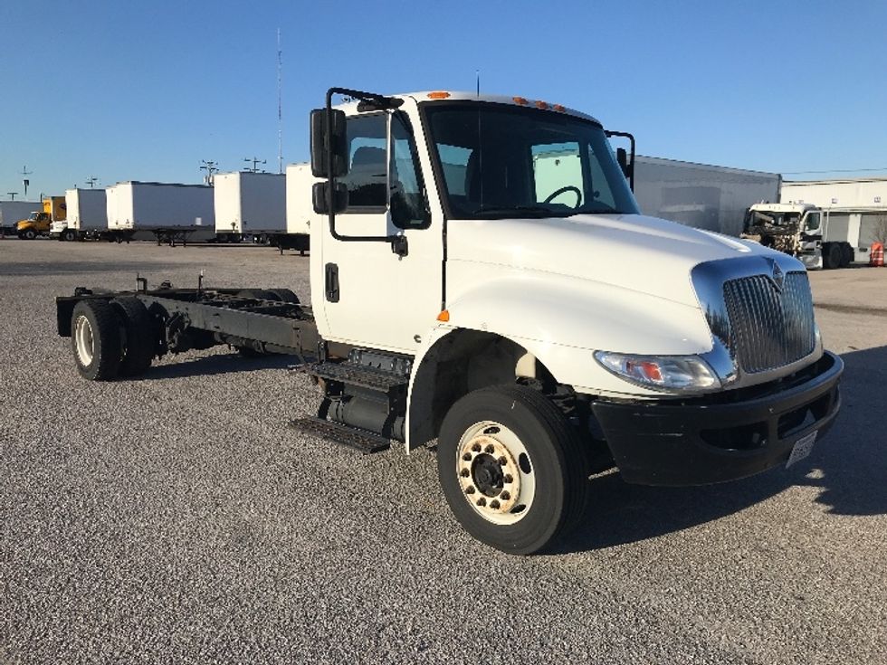 Cab and Chassis Truck-Light and Medium Duty Trucks-International-2019-4300LP-Prince George-VA-229,802\n\t\tmiles-$ 24,000 - Image 1