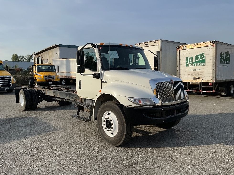 Cab and Chassis Truck-Light and Medium Duty Trucks-International-2019-MV607-Delta-BC-398,942\n\t\tkm-$ 28,500 - Image 1