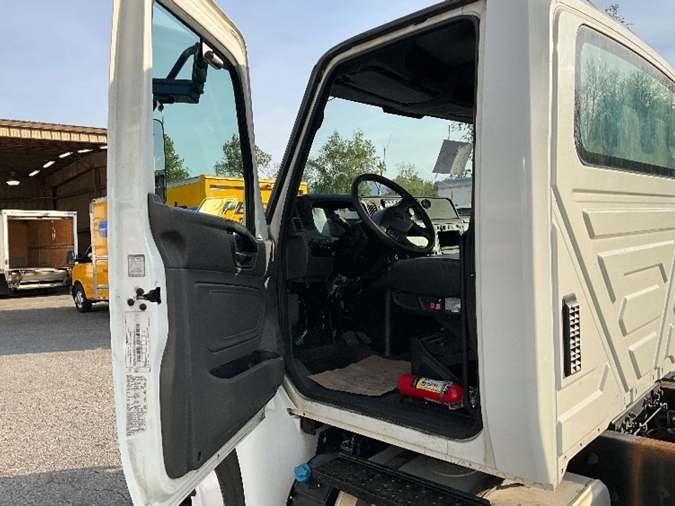 Cab and Chassis Truck-Light and Medium Duty Trucks-International-2019-MV607-Delta-BC-398,942\n\t\tkm-$ 28,500 - Image 11