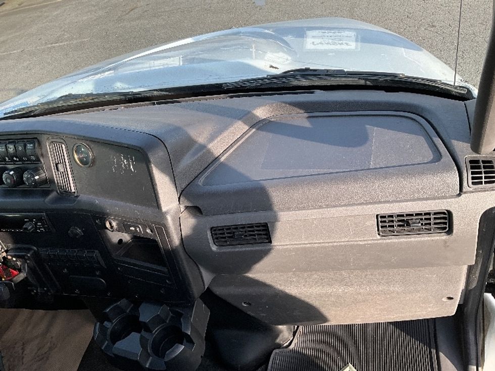 Cab and Chassis Truck-Light and Medium Duty Trucks-International-2019-MV607-Delta-BC-398,942\n\t\tkm-$ 28,500 - Image 16