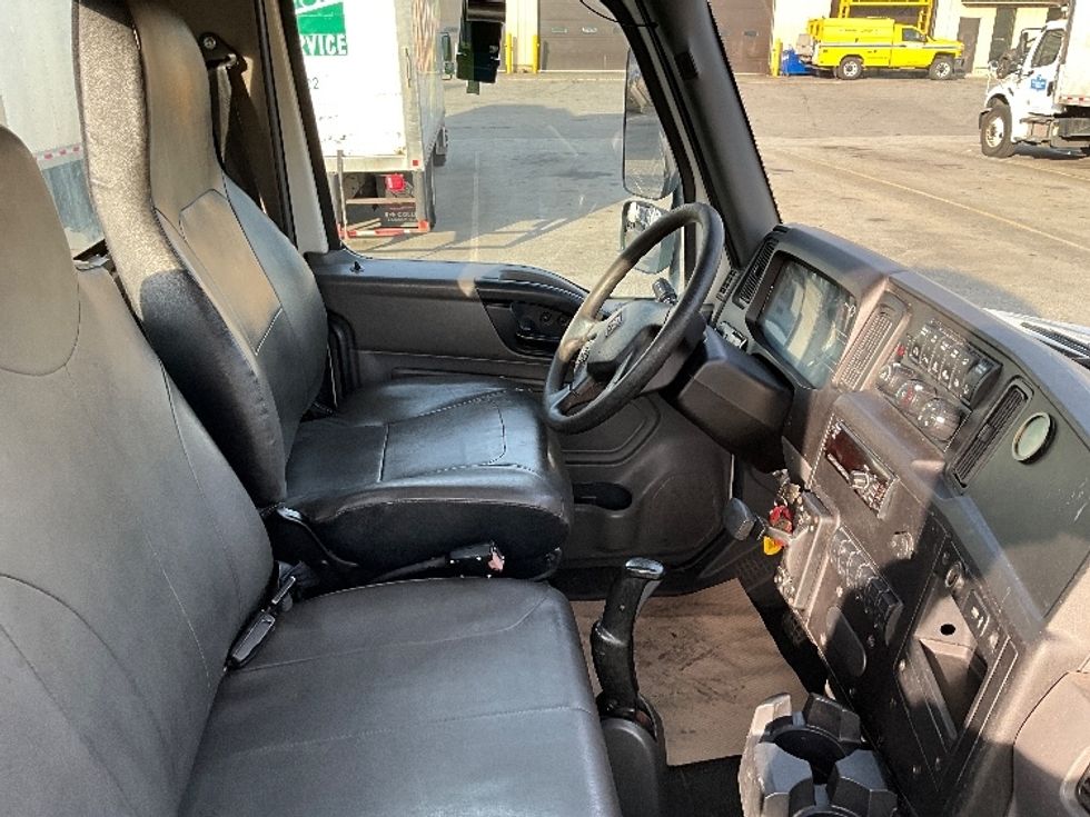 Cab and Chassis Truck-Light and Medium Duty Trucks-International-2019-MV607-Delta-BC-398,942\n\t\tkm-$ 28,500 - Image 17