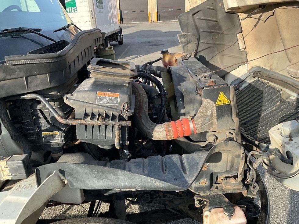 Cab and Chassis Truck-Light and Medium Duty Trucks-International-2019-MV607-Delta-BC-398,942\n\t\tkm-$ 28,500 - Image 18
