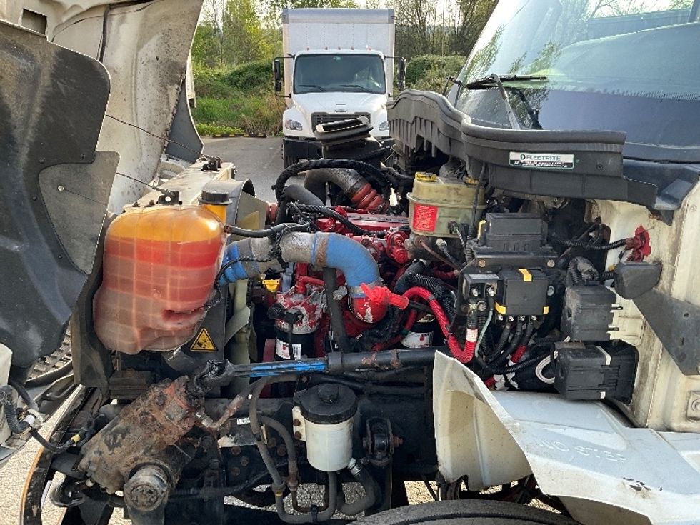Cab and Chassis Truck-Light and Medium Duty Trucks-International-2019-MV607-Delta-BC-398,942\n\t\tkm-$ 28,500 - Image 19