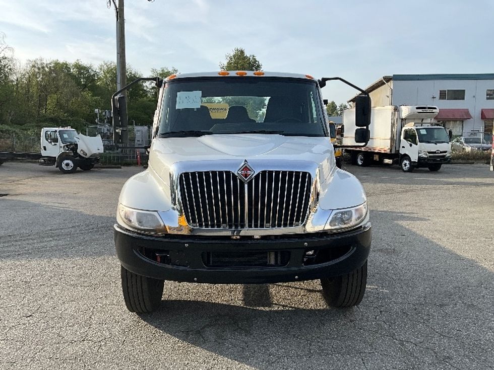 Cab and Chassis Truck-Light and Medium Duty Trucks-International-2019-MV607-Delta-BC-398,942\n\t\tkm-$ 28,500 - Image 2