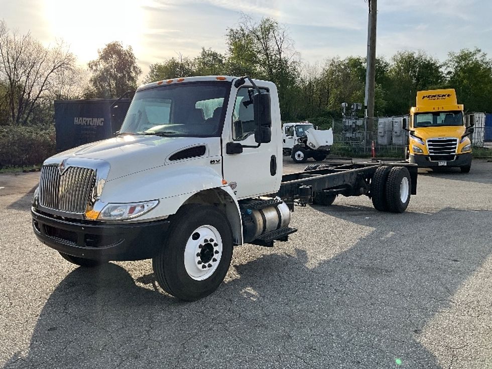 Cab and Chassis Truck-Light and Medium Duty Trucks-International-2019-MV607-Delta-BC-398,942\n\t\tkm-$ 28,500 - Image 3
