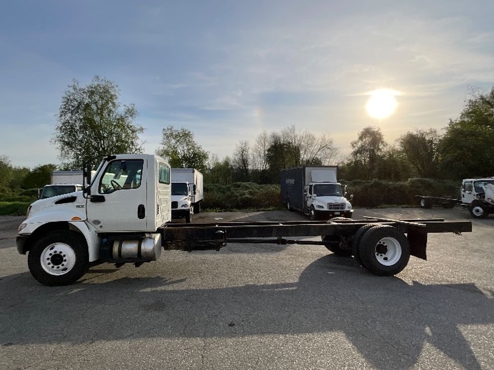Cab and Chassis Truck-Light and Medium Duty Trucks-International-2019-MV607-Delta-BC-398,942\n\t\tkm-$ 28,500 - Image 4
