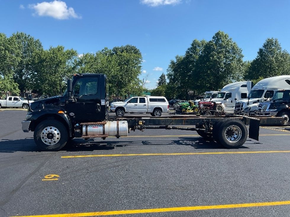 Cab and Chassis Truck-Light and Medium Duty Trucks-International-2020-MV607-Akron-OH-241,008\n\t\tmiles-$ 30,500 - Image 4