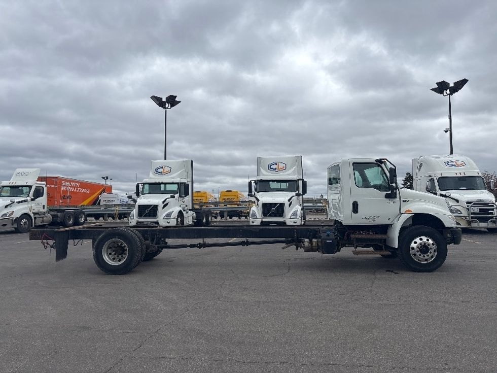 Cab and Chassis Truck-Light and Medium Duty Trucks-International-2020-MV607-Brampton-ON-256,240\n\t\tkm-$ 55,750 - Image 11