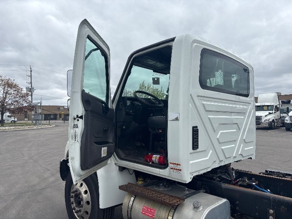 Cab and Chassis Truck-Light and Medium Duty Trucks-International-2020-MV607-Brampton-ON-256,240\n\t\tkm-$ 55,750 - Image 12