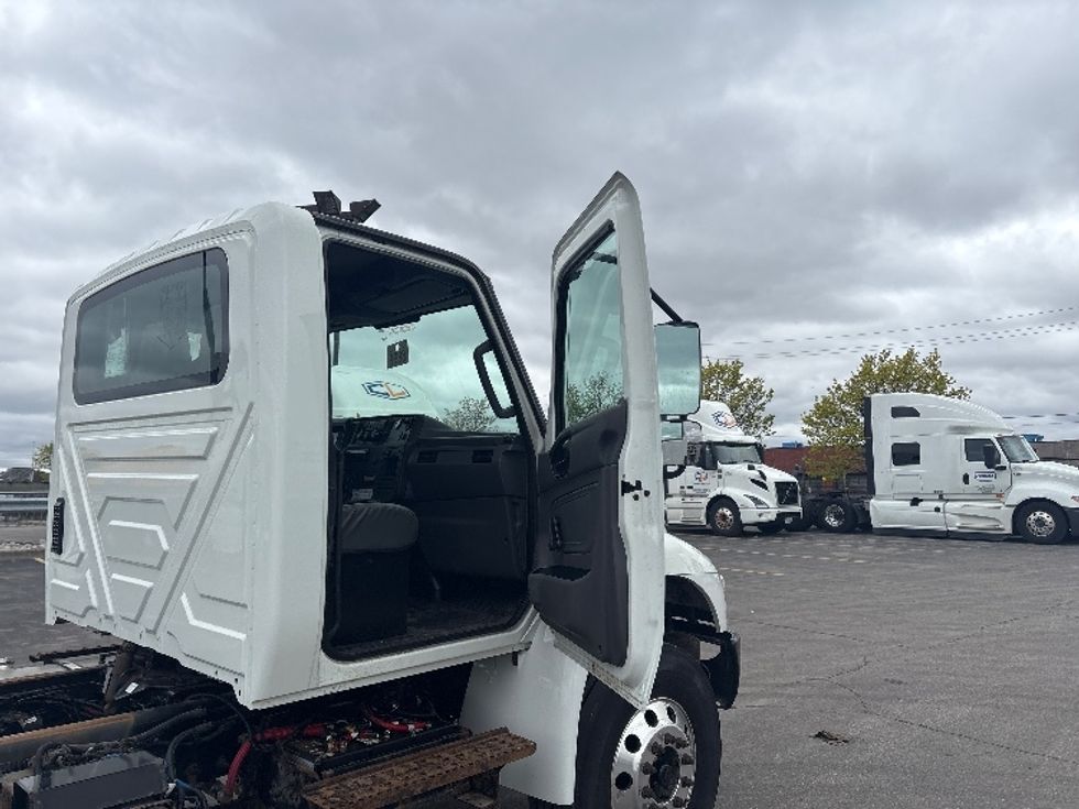 Cab and Chassis Truck-Light and Medium Duty Trucks-International-2020-MV607-Brampton-ON-256,240\n\t\tkm-$ 55,750 - Image 16