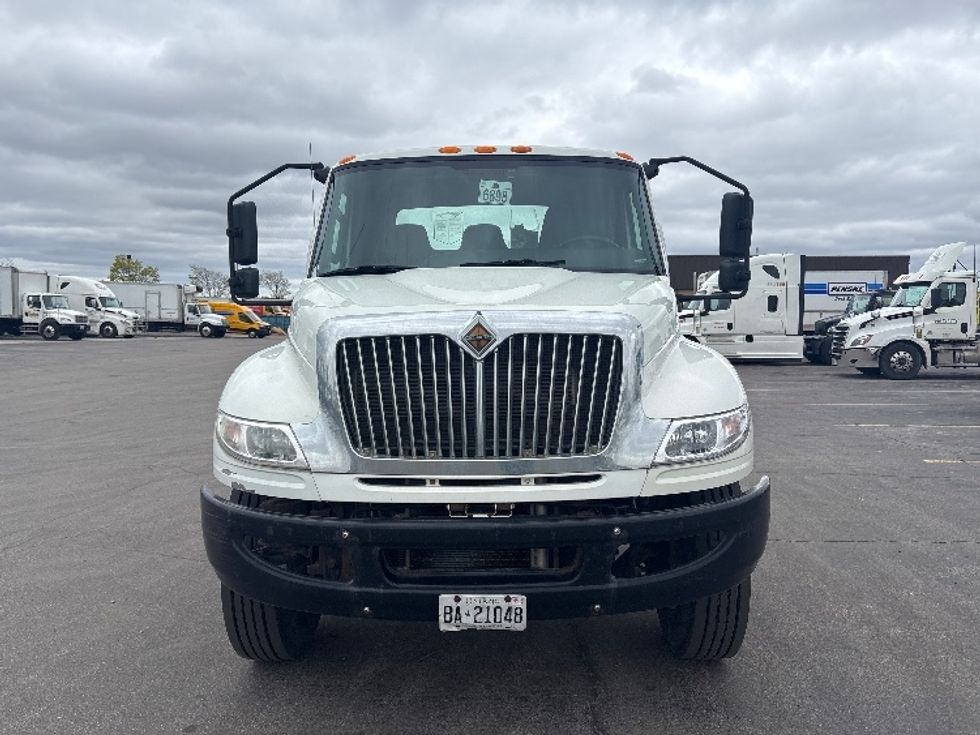 Cab and Chassis Truck-Light and Medium Duty Trucks-International-2020-MV607-Brampton-ON-256,240\n\t\tkm-$ 55,750 - Image 2