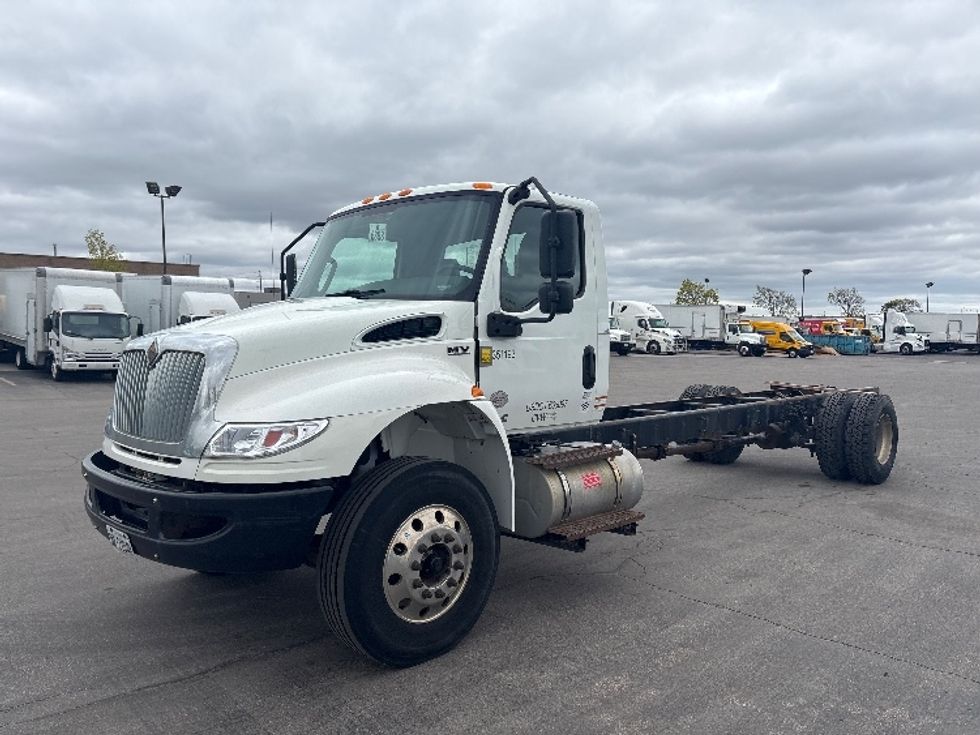 Cab and Chassis Truck-Light and Medium Duty Trucks-International-2020-MV607-Brampton-ON-256,240\n\t\tkm-$ 55,750 - Image 3