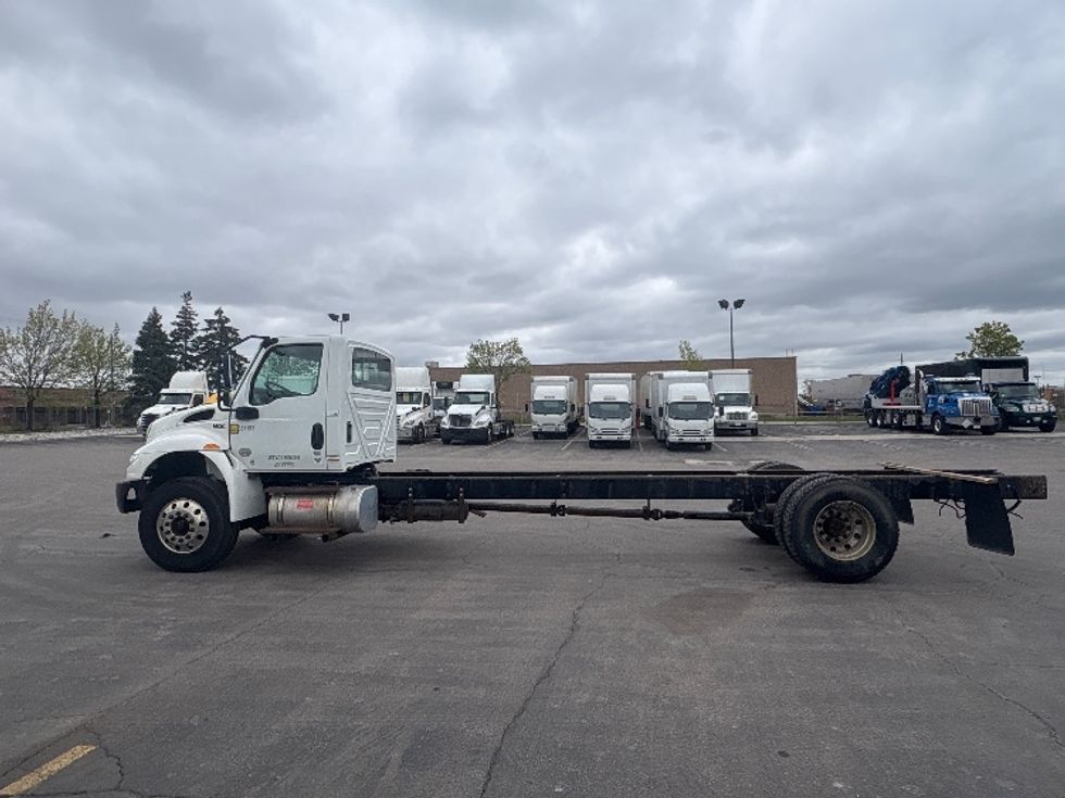 Cab and Chassis Truck-Light and Medium Duty Trucks-International-2020-MV607-Brampton-ON-256,240\n\t\tkm-$ 55,750 - Image 4