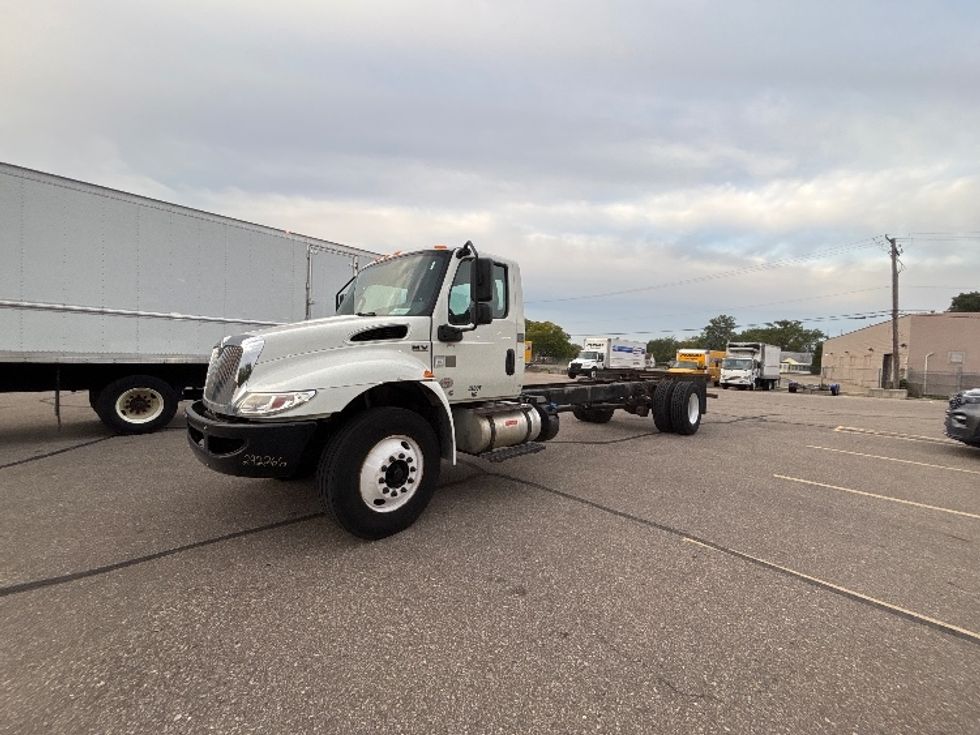 Cab and Chassis Truck-Light and Medium Duty Trucks-International-2020-MV607-Warren-MI-35,707\n\t\tmiles-$ 52,250 - Image 3