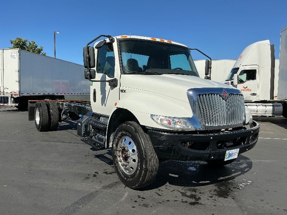 Cab and Chassis Truck-Light and Medium Duty Trucks-International-2020-MV607-West Sacramento-CA-193,423\n\t\tmiles-$ 28,000 - Image 1