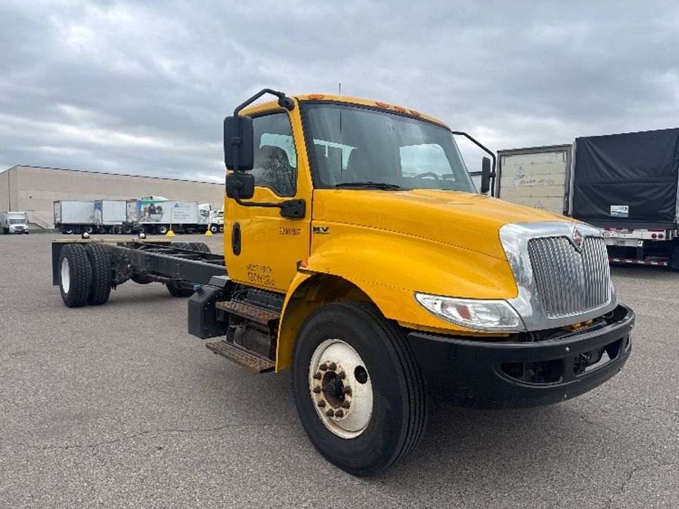 Cab and Chassis Truck-Light and Medium Duty Trucks-International-2021-MV607-Brooklyn Park-MN-193,186\n\t\tmiles-$ 32,000 - Image 1