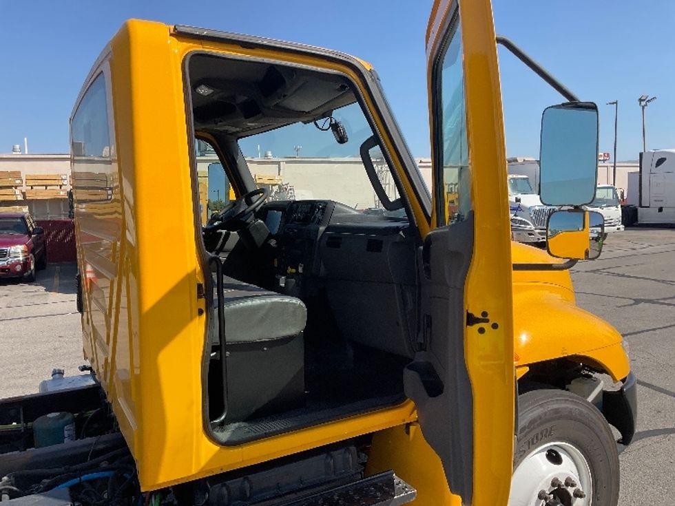 Cab and Chassis Truck-Light and Medium Duty Trucks-International-2021-MV607-Indianapolis-IN-234,362\n\t\tmiles-$ 29,750 - Image 20