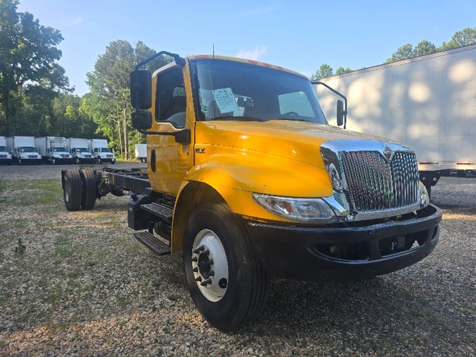 Cab and Chassis Truck-Light and Medium Duty Trucks-International-2021-MV607-Suwanee-GA-203,077\n\t\tmiles-$ 35,000 - Image 1