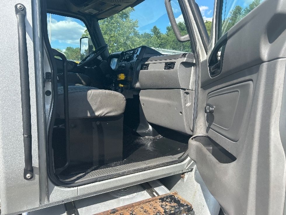 Cab and Chassis Truck-Light and Medium Duty Trucks-International-2022-MV607-Auburn-MA-252,124\n\t\tmiles-$ 27,500 - Image 17