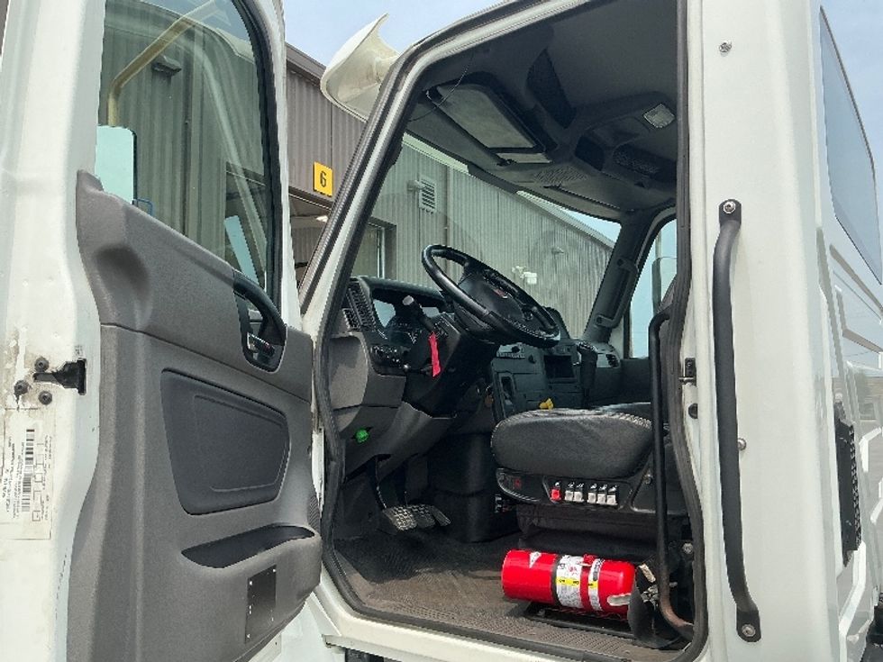 Cab and Chassis Truck-Light and Medium Duty Trucks-International-2022-MV607-Stoney Creek-ON-423,590\n\t\tkm-$ 60,500 - Image 16