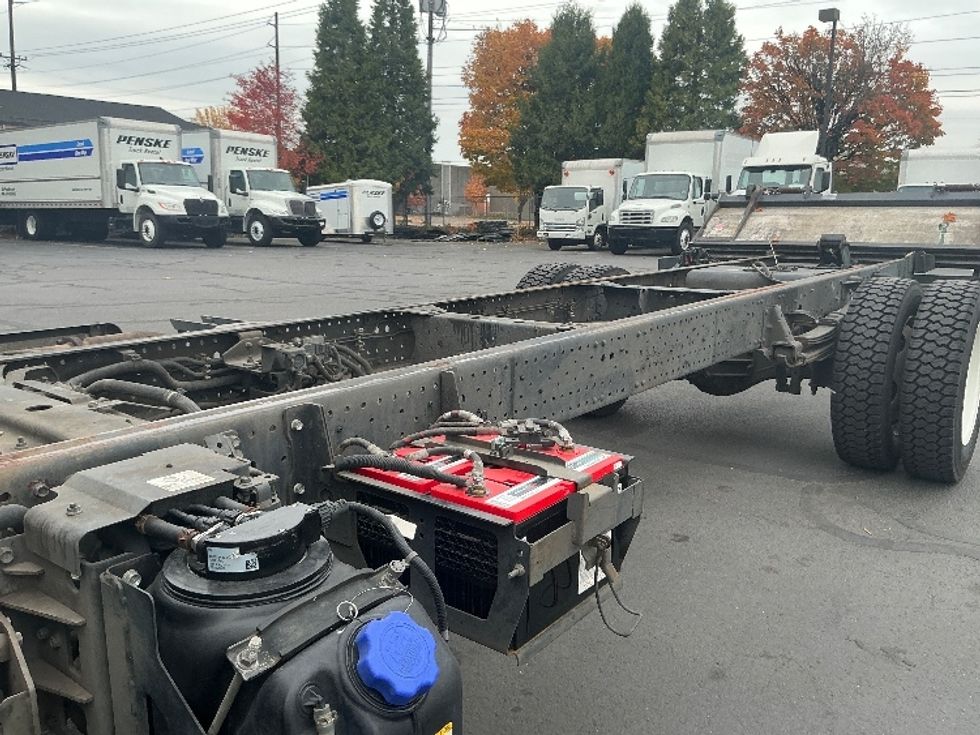Cab and Chassis Truck-Light and Medium Duty Trucks-Isuzu-2018-NRR-Portland-OR-69,927\n\t\tmiles-$ 42,750 - Image 5