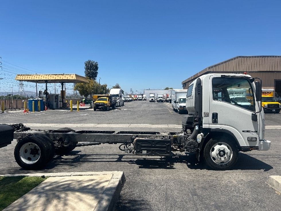 Cab and Chassis Truck-Light and Medium Duty Trucks-Isuzu-2019-NRR-Chino-CA-128,317\n\t\tmiles-$ 37,250 - Image 11