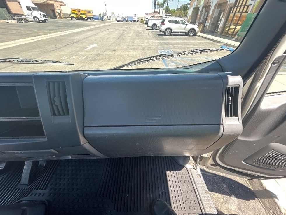 Cab and Chassis Truck-Light and Medium Duty Trucks-Isuzu-2019-NRR-Chino-CA-128,317\n\t\tmiles-$ 37,250 - Image 17