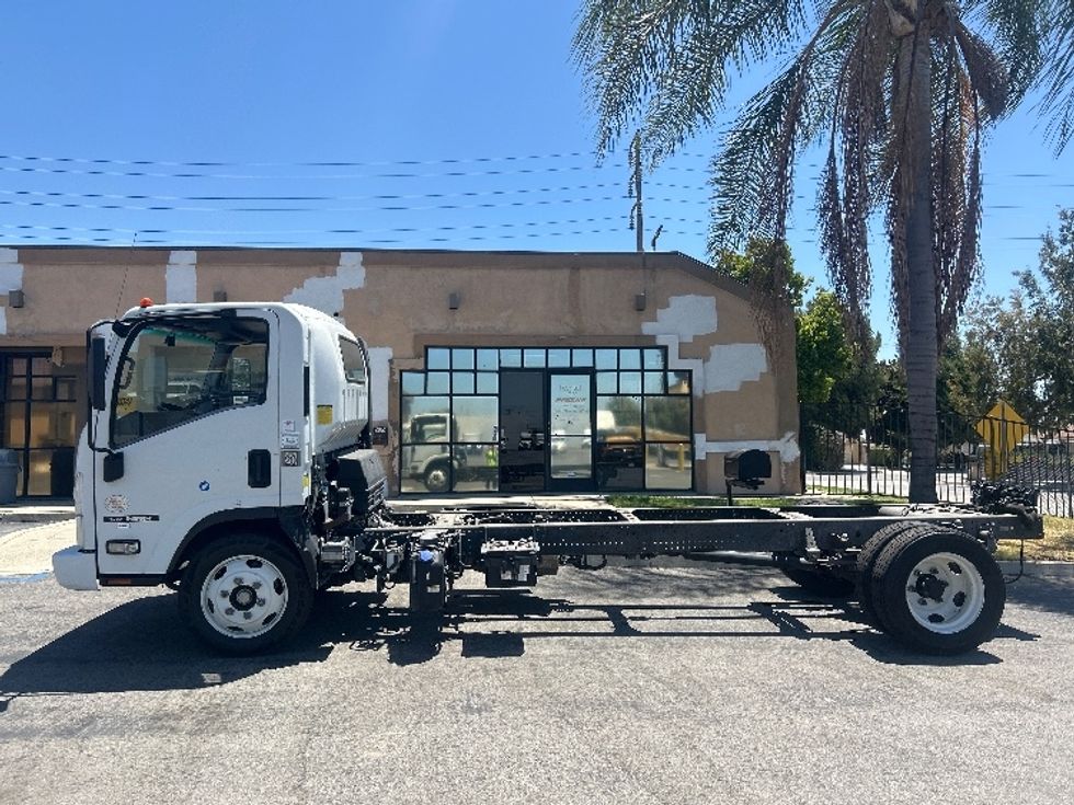 Cab and Chassis Truck-Light and Medium Duty Trucks-Isuzu-2019-NRR-Chino-CA-128,317\n\t\tmiles-$ 37,250 - Image 4
